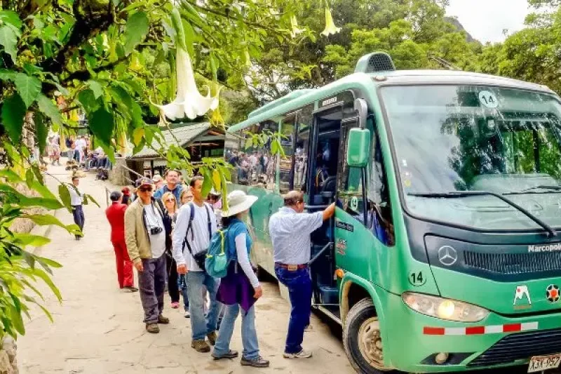bus consettur to machu picchu citadel