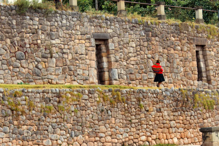 Antiguos muros de Qolqanpata