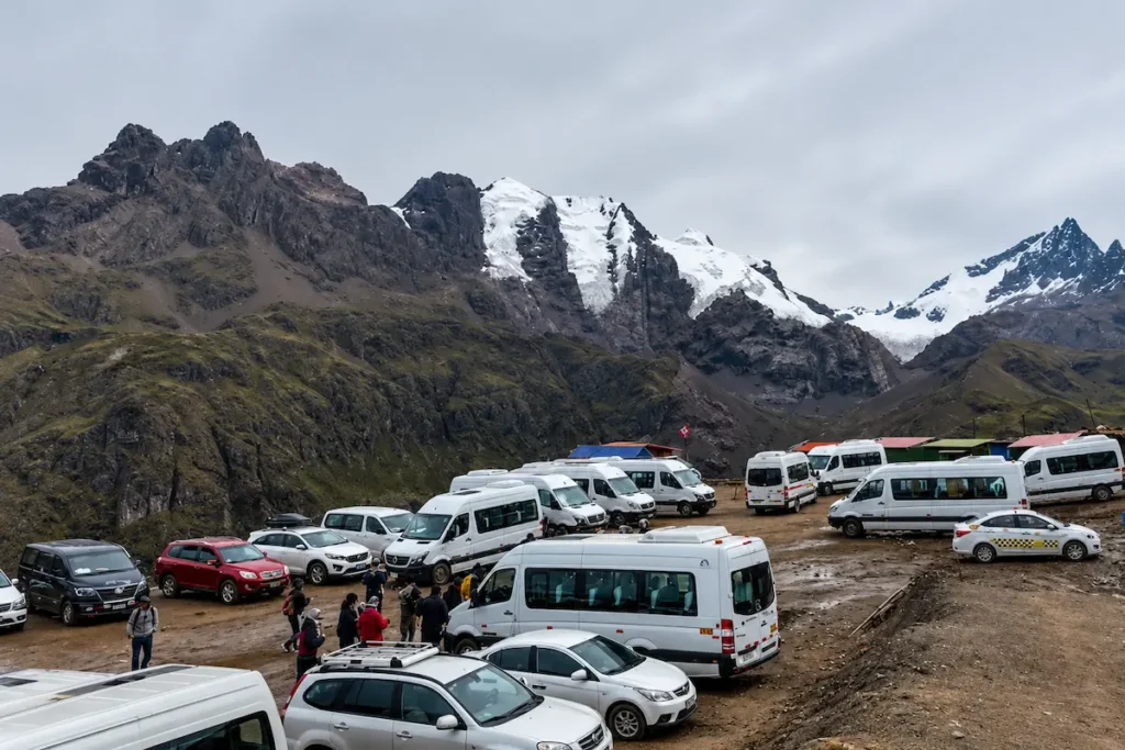 rainbow mountain trailhead bus station