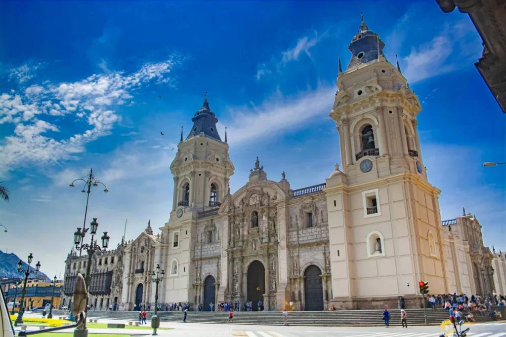 Fachada de la Catedral de Lima junto a la Plaza Mayor del centro histórico