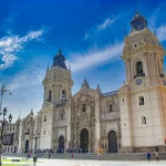 Fachada de la Catedral de Lima junto a la Plaza Mayor del centro histórico