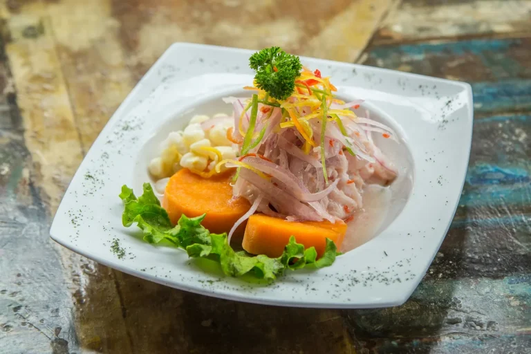 Plato de ceviche peruano con camote, choclo y cebolla morada