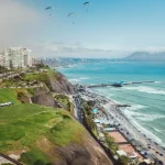 Vista aérea de los acantilados y el océano en la Costa Verde de Miraflores, Lima
