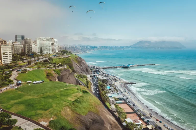 Vista aérea de los acantilados y el océano en la Costa Verde de Miraflores, Lima