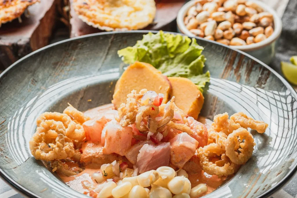 Ceviche peruano acompañado de mariscos fritos, camote y choclo