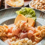 Ceviche peruano acompañado de mariscos fritos, camote y choclo