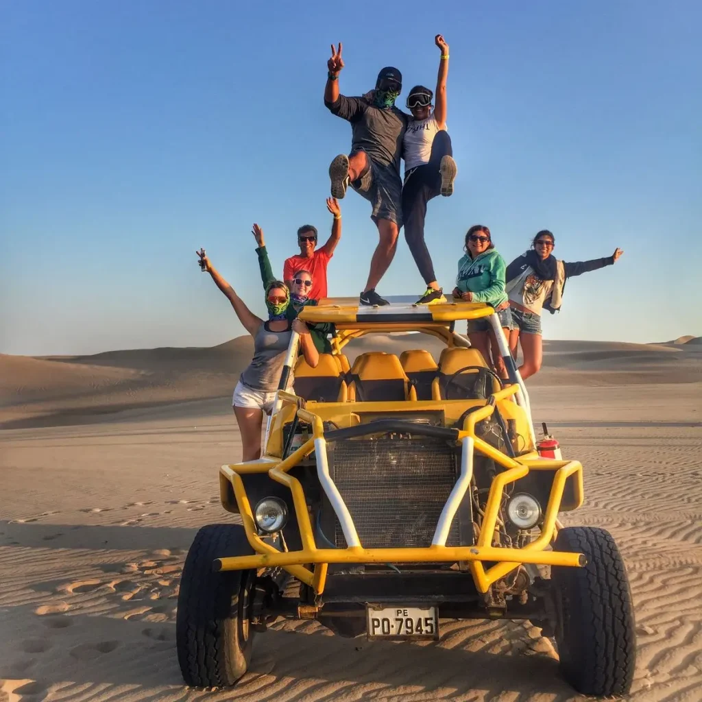 Grupo de viajeros sobre un buggy durante un tour por las dunas de Huacachina