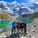 Grupo de viajeros frente a la Laguna Humantay y el nevado Salkantay