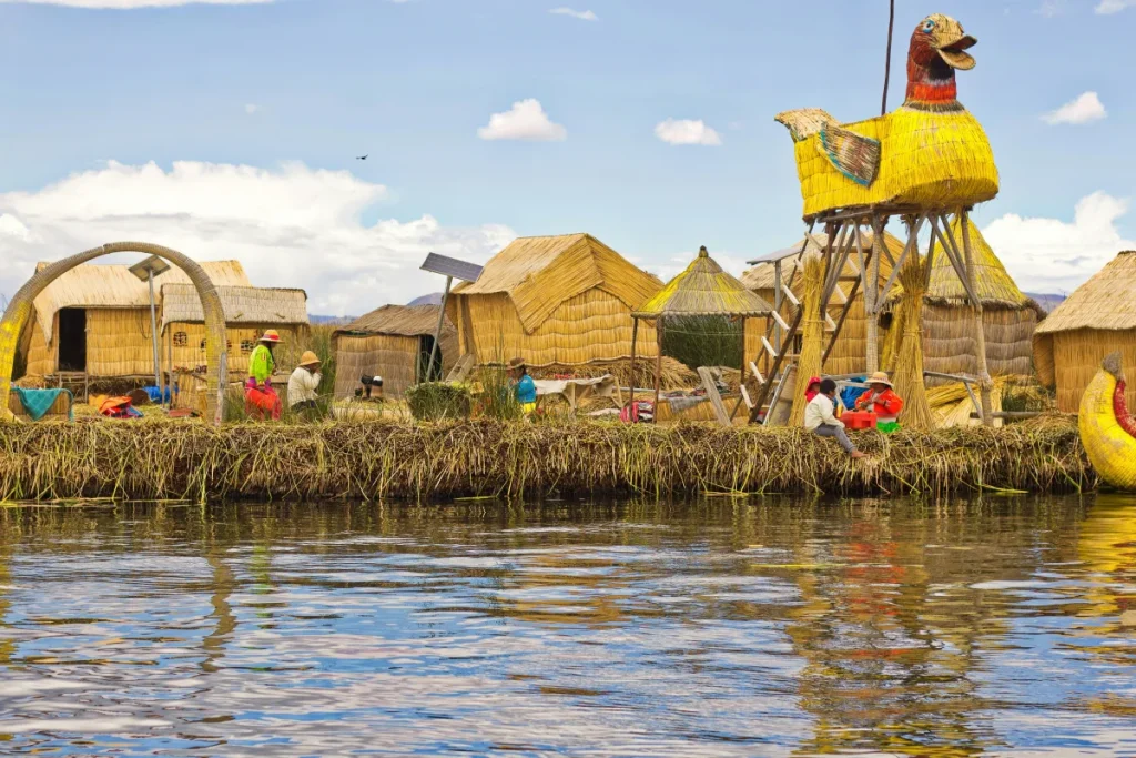 Viviendas y torre de totora en una isla flotante de los Uros, Puno