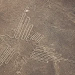 Vista aérea del geoglifo del colibrí en las Líneas de Nazca, Perú