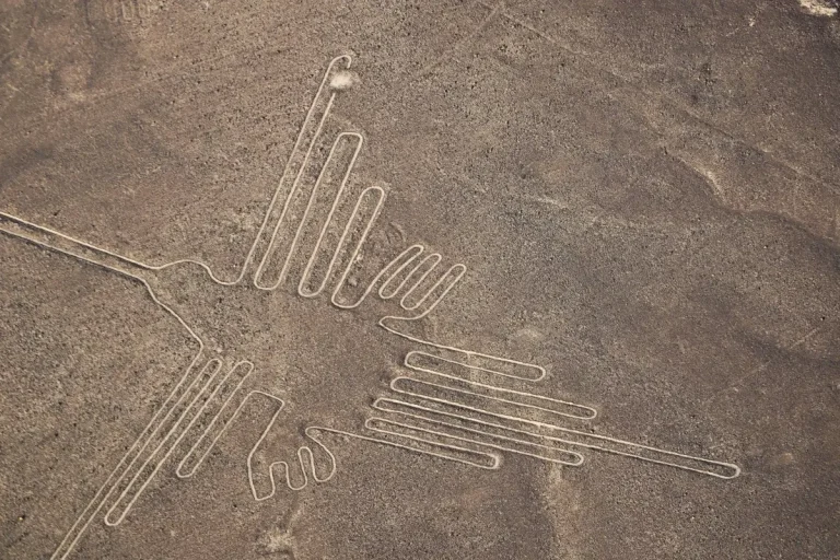 Vista aérea del geoglifo del colibrí en las Líneas de Nazca, Perú