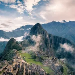 Vista panorámica de la ciudadela inca de Machu Picchu entre montañas