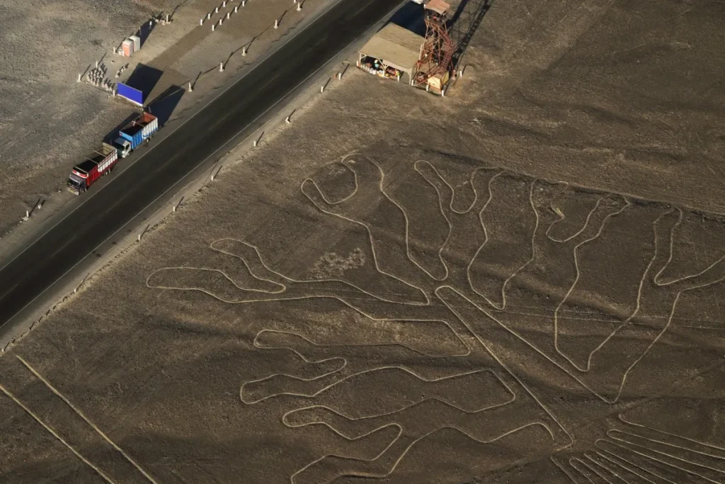 Geoglifos y torre mirador junto a la carretera de las Líneas de Nazca