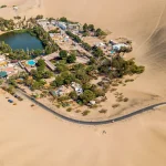 Vista aérea del oasis de Huacachina rodeado por las dunas de Ica