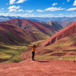 Viajera en un mirador del Valle Rojo durante el tour a Palcoyo