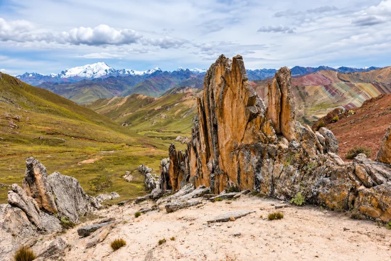 Formaciones del Bosque de Piedras y montañas de colores de Palcoyo