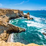 Acantilados y mar turquesa en la Reserva Nacional de Paracas, Perú