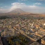 Vista aérea de la Plaza de Armas, la catedral y el volcán Misti en Arequipa