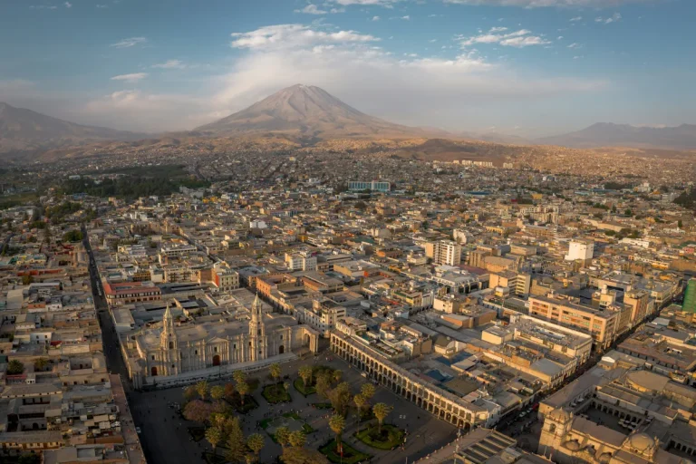 Vista aérea de la Plaza de Armas, la catedral y el volcán Misti en Arequipa