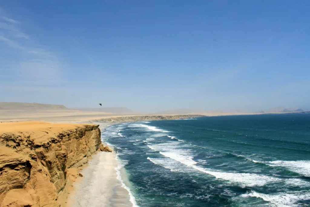 Acantilados del desierto y océano Pacífico en la Reserva Nacional de Paracas