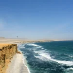 Acantilados del desierto y océano Pacífico en la Reserva Nacional de Paracas