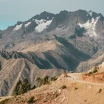 Carretera entre montañas andinas cerca del Valle Sagrado de Cusco