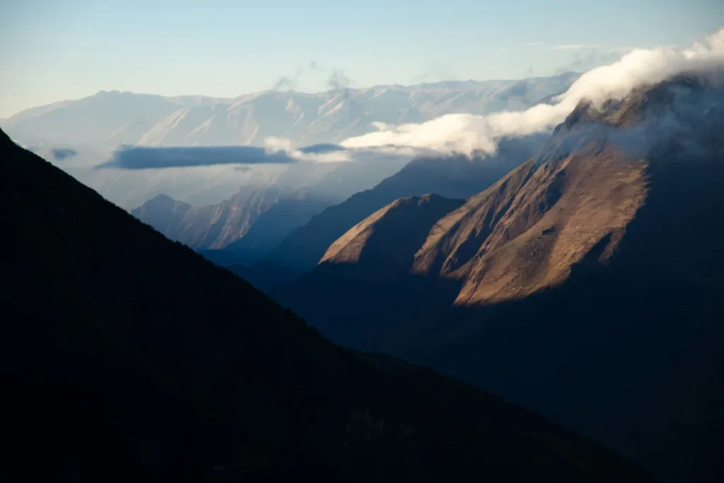 Valle andino entre nubes durante el trekking a Choquequirao en Cusco