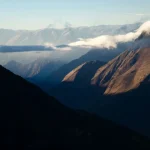 Valle andino entre nubes durante el trekking a Choquequirao en Cusco