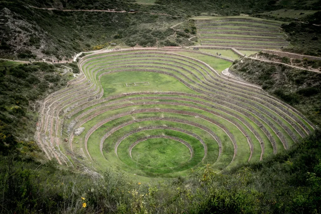 Vista panorámica de las terrazas circulares de Moray en el Valle Sagrado