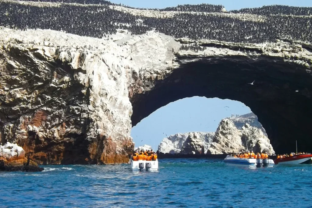 Lanchas turísticas navegando junto a formaciones rocosas de las Islas Ballestas