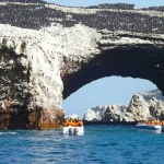Lanchas turísticas navegando junto a formaciones rocosas de las Islas Ballestas