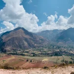 Paisaje agrícola del Valle Sagrado de los Incas entre montañas de Cusco