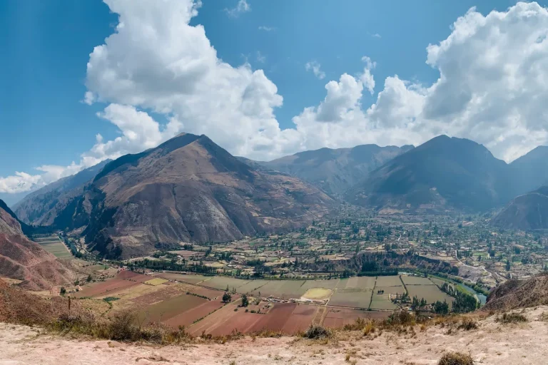 Paisaje agrícola del Valle Sagrado de los Incas entre montañas de Cusco