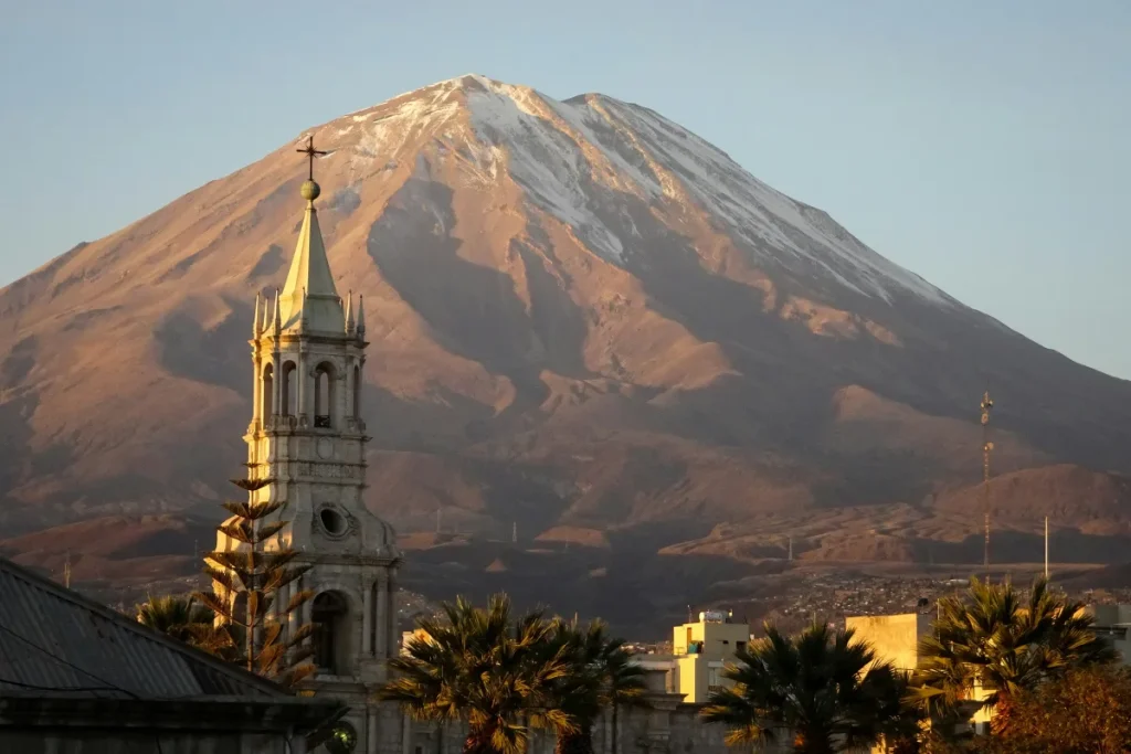 Volcán Misti detrás de una torre colonial en la ciudad de Arequipa