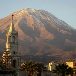 Volcán Misti detrás de una torre colonial en la ciudad de Arequipa
